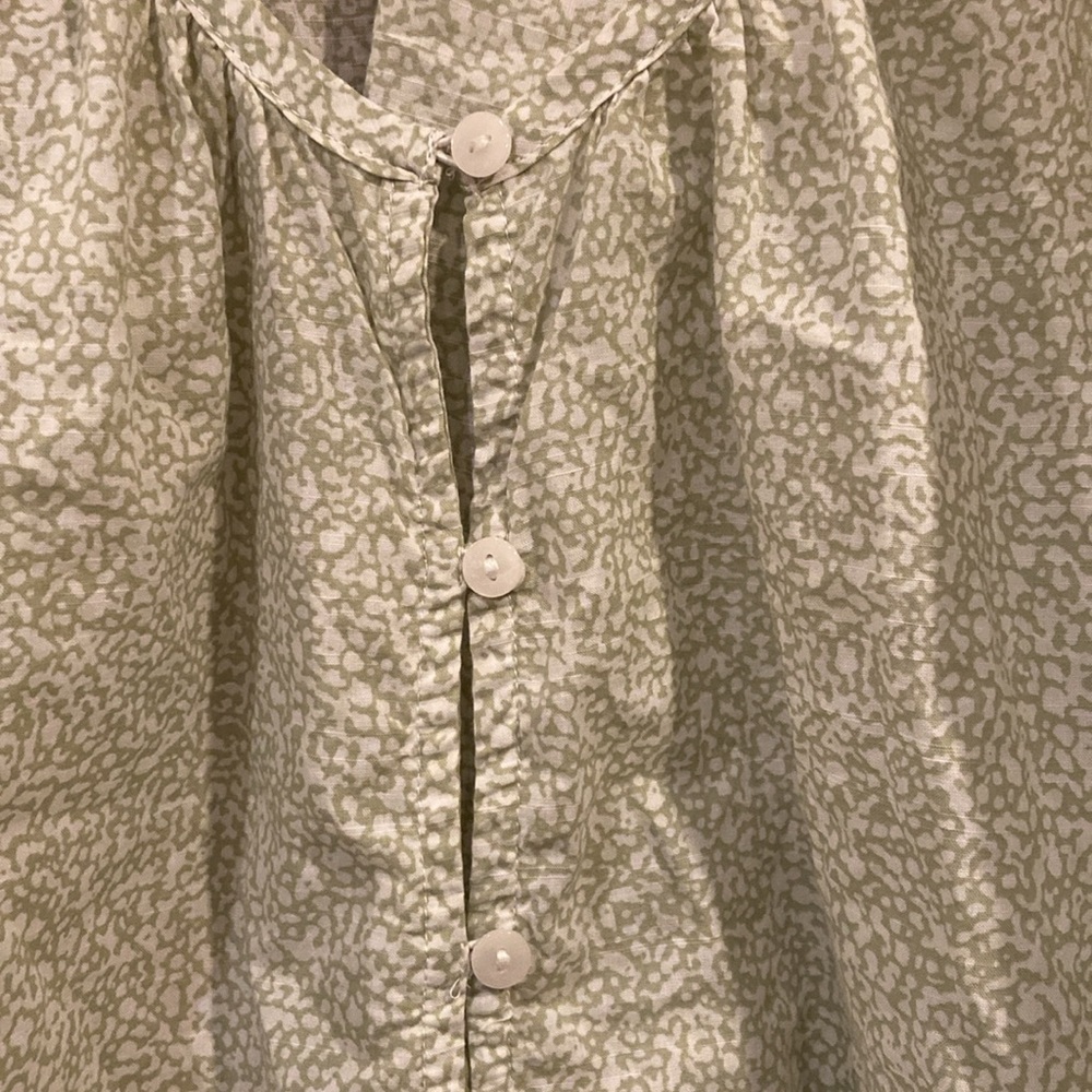 EUC! Women’s size XL, Universal Thread button up green and white blouse! - Picture 2 of 4